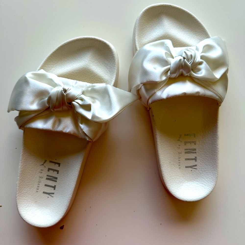 NWOT Puma x Fenty Collaboration off white Satin Bow Slides 7.5US
